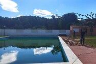 La zona de platja de la piscina llueix amb nou paviment