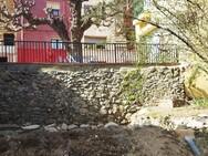 S'ha reforçat amb formigó. Arranjament esllavissada mur, carrer de Baix.